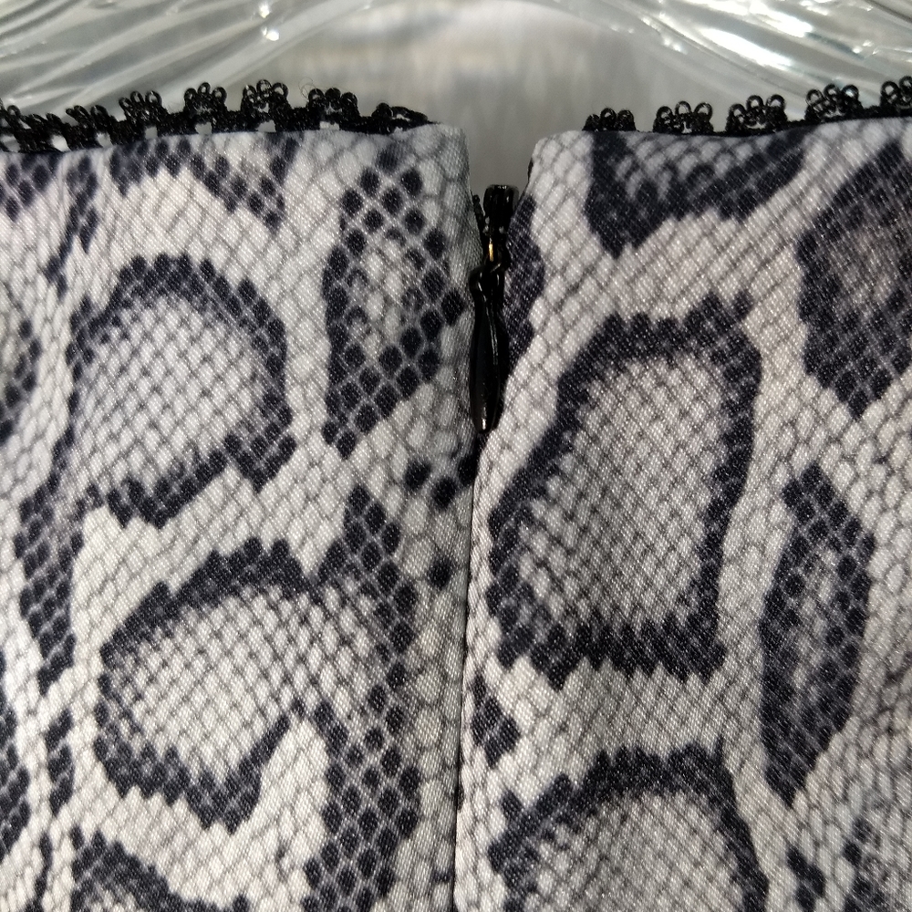 CDC Petites Sleeveless Sheath Dress, Grey/Black Reptile Print with Lace, Size 6 - Picture 5 of 10